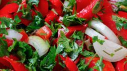 הנה מתכון קליל עבור סלט עגבניות טריות, טעים ובפחות מ- 5 דקות של עבודה משדרגים כל ארוחה ביום >>