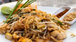 ברוכים הבאים לעולם הטעמים הקסום של המטבח התאילנדי! היום, נכין מתכון מיוחד שמשלב את הרוח והטעמים הסוערים של המטבח מהמזרח הרחוק, פאד תאי עוף וטופו מושקע כמו מנת הדגל של המסעדות האסיאתיות >>