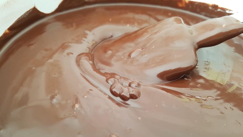 מתכון לממרח שוקולד ביתי בטעם אגוזי לוז בעל מרקם חלק וקרמי טעים במיוחד וזה הוא אחד המתכונים הפופולריים בבית שלי, וכנראה גם מסיבה טובה!