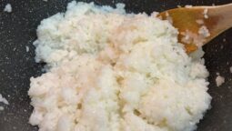 הנה מתכון בסיסי עבור אורז לסושי דביק מושלם! אפשר לאכול אותו כפי שהוא או לגלגל רול עם המצרכים האהובים לבחירה >> 