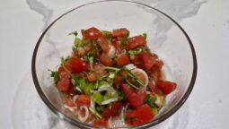 הנה מתכון פשוט וטעים של סלט עגבניות טריות עם עלי רוקט ופלפל חריף שתשדרג כל ארוחה >>