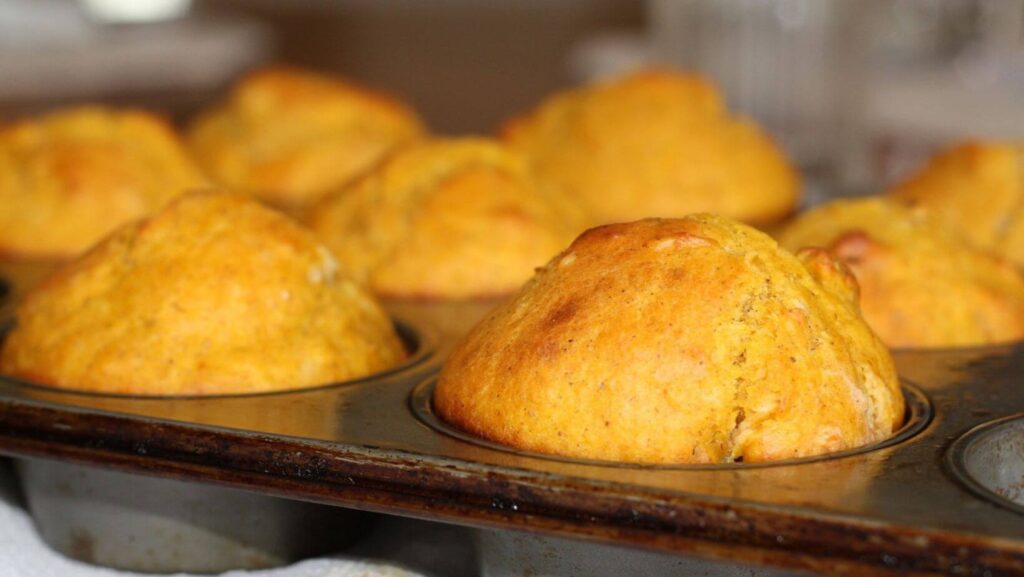 מאפינס תירס (Cornbread Muffins) הם תוספת מושלמת לכל ארוחה, עם מרקם רך וטעם מתקתק ומעט מלוח. הם מתאימים לצד מרק, תבשילים או אפילו סתם כנשנוש קליל. המתכון הזה פשוט וקל להכנה, כך שתוכלו להפתיע את האורחים שלכם תוך פחות מ-30 דקות.